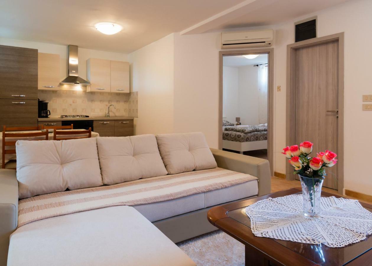 Apartment Alma *